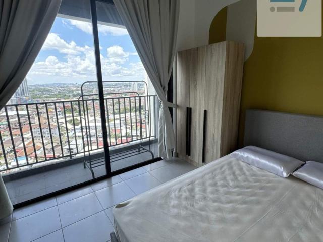 Balcony middle room walking 5 min to MRT