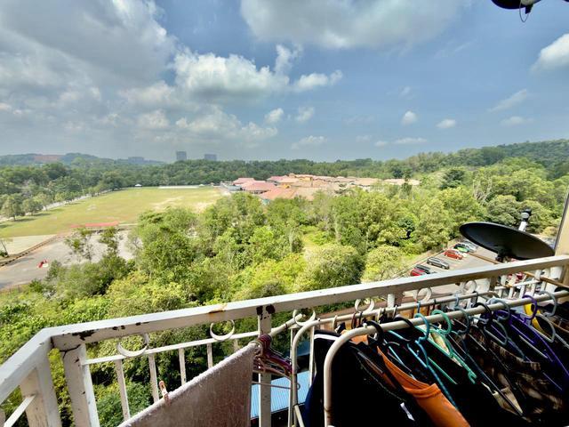 Balcony Facing Sekolah DESAMINIUM RIMBA Seri Kembangan