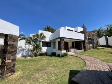 Casa en Venta Balcones del Campestre Alberca, Amplio Jardin Zona Norte