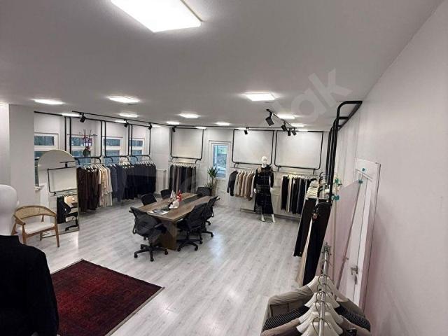 Balgat'ta, 130 m2, içi yapılı, kiralık dükkan mağaza