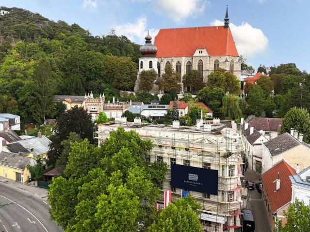 BALKON UND ÜBER 4 METER RAUMHÖHE II PRESTIGE UND ELEGANZ II WOHNEN IM DENKMALGESCHÜTZEN MÖDLINGER STADTJUWEL II FUSSGÄNGERZONE