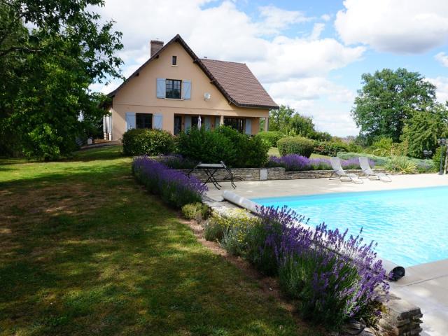 Balle maison avec terrain et etangs