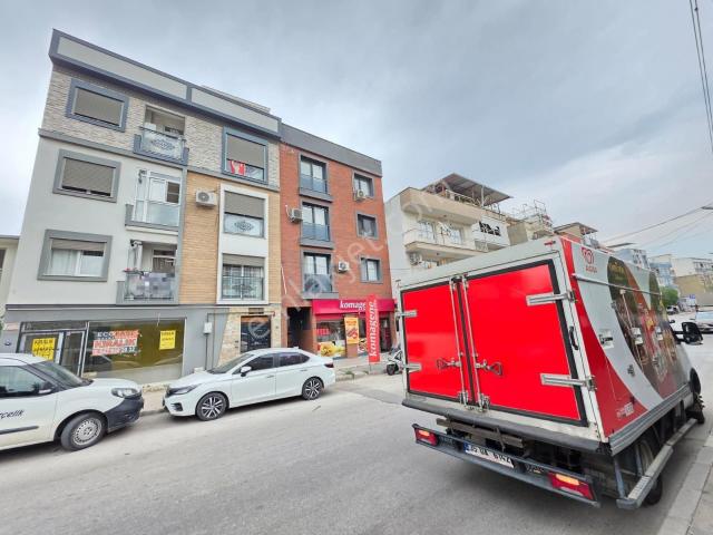 Barış Caddesinde Hareketli Lokasyonda Kiralık Dükkan
