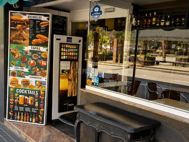 Bar Cafetería con licencia C1 y terraza en Les Corts – Excelente ubicación comercial