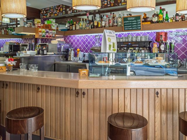 BAR CAFETERÍA EN TRASPASO | LICENCIA C2 | CENTRO DE BADALONA