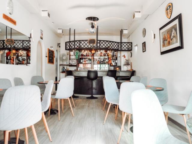 Bar em Funcionamento na Praia da Luz