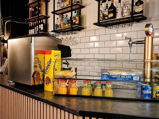 Bar en alquiler en calle De Los Castillejos, Barcelona, de 34 m² 2 habitaciones por 550