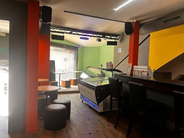 Bar en alquiler en calle De la Creu, Hospitalet de Llobregat, L´, de 55 m² 2 habitaciones por 900