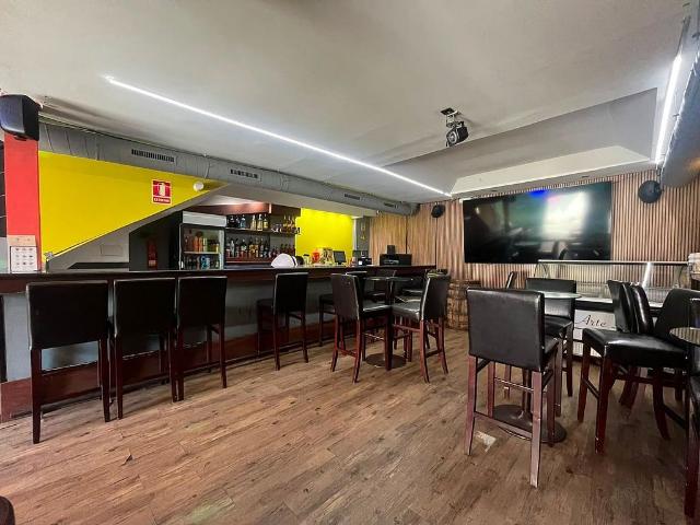 Bar en alquiler en calle De la Creu, Hospitalet de Llobregat, L´, de 50 m² 3 habitaciones por 900