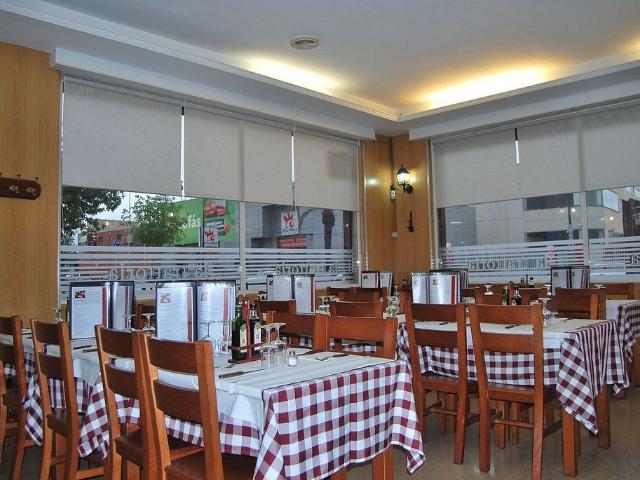 Bar en alquiler en calle De Lepanto, Cornellà de Llobregat, de 200 m² 6 habitaciones por 2.500