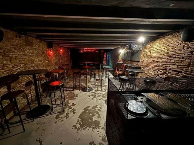 Bar en alquiler en calle De L'hospital, Barcelona, de 90 m² 12 habitaciones por 1.850