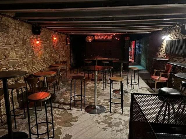 Bar en alquiler en calle De L'hospital, Barcelona, de 90 m² 12 habitaciones por 1.850