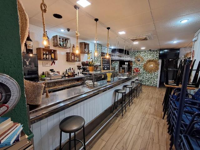 Bar en alquiler en calle De Sant Honorat, Terrassa, de 122 m² 1 habitación por 900