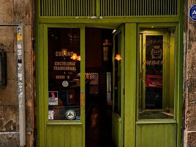 Bar en alquiler en calle Dels Banys Vells, Barcelona, de 78 m² 3 habitaciones por 2.000