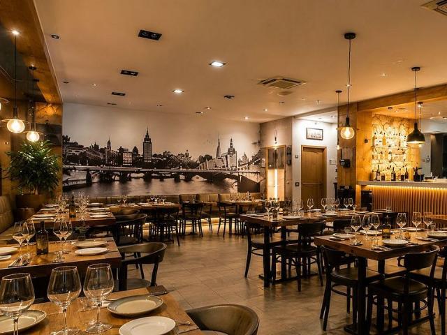 Bar en alquiler en Hospitalet de Llobregat, L´, de 190 m² 2 habitaciones por 3.500