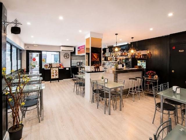 Bar en alquiler en paseo De Valldaura, Barcelona, de 65 m² 3 habitaciones por 600