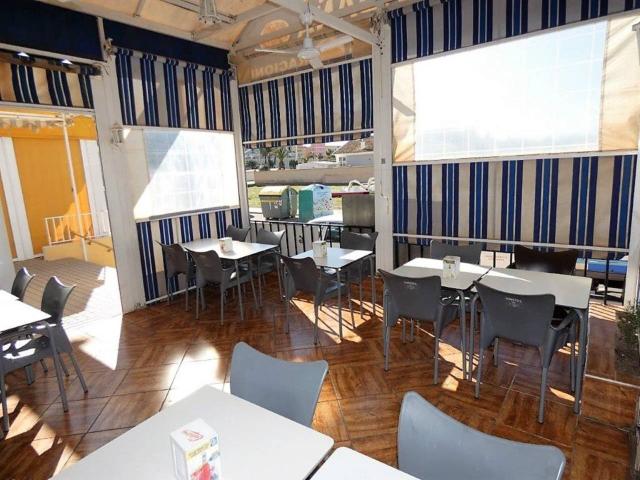 Bar en pleno funcionamiento cerca de la playa y varios hoteles