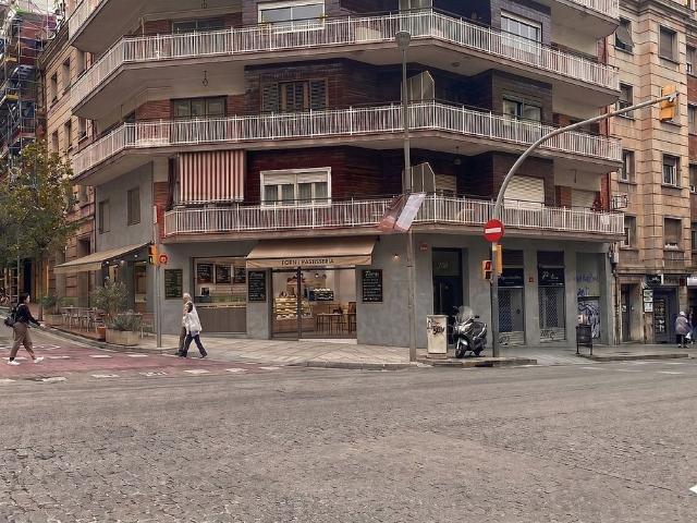 Bar en venta en avenida De la Mare de Déu de Montserrat, Barcelona, de 130 m² 1 habitación por 450.000