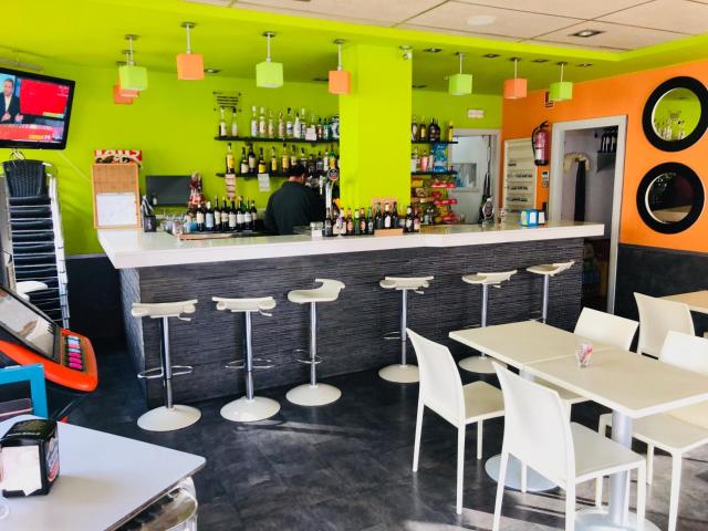 Bar Esquina con Terraza y Cocina Totalmente Equipada