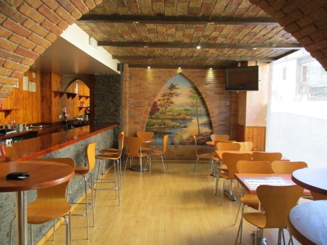 BAR JUNTO AL ÓVALO EQUIPADO PARA EMPEZAR A TRABAJAR