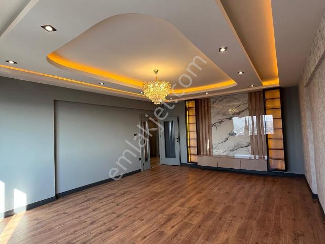 Barış Mahallesinde Komple Yenilenmiş Boş Satılık 3+1 Daire