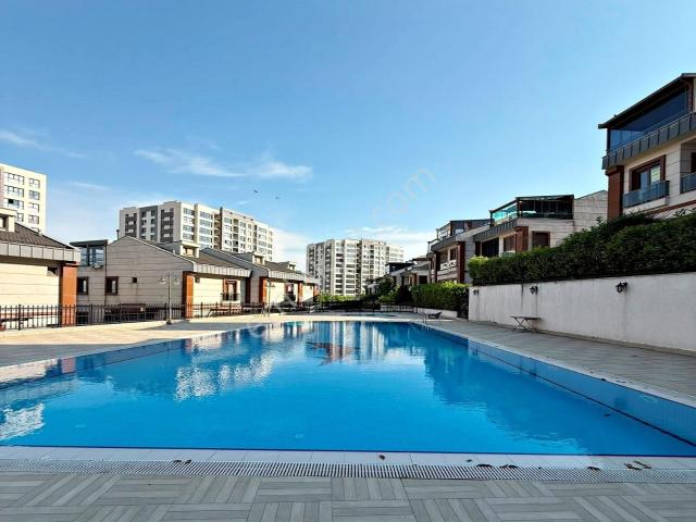 Barış Mahallesinde Site İçi Müstakil Bahçeli 6+2 Satılık Villa