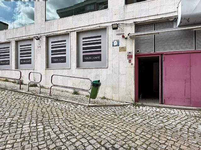 Espaço Comercial para reconversão em apartamento