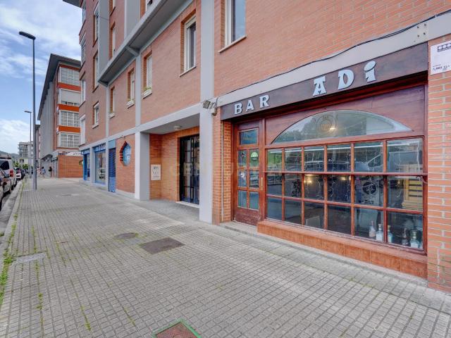 Bar Renovado en Gipuzkoa con Terraza y Excelente Ubicación