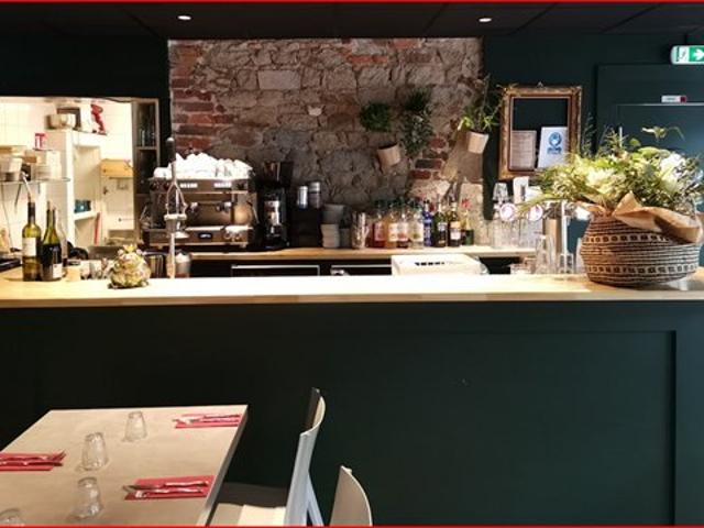 BAR RESTAURANT AVEC BELLE TERRASSE SUR PLACE ANIMEE