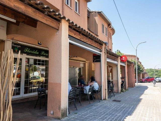 Bar restaurante con terraza privada, salida de humos, licencia y almacén en Santa Perpètua de Mogoda