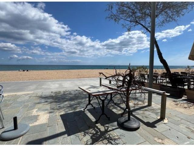 Bar Restaurante amplio con terraza en venta en primera línea de mar en Platja d’Aro