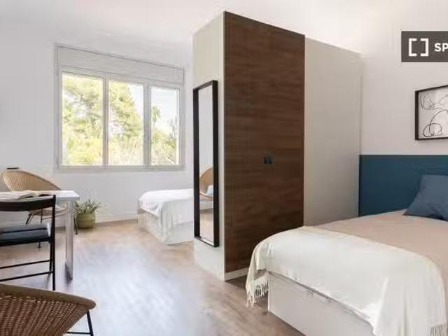Acogedor Cama en habitación compartida en piso de 8 habitacion.