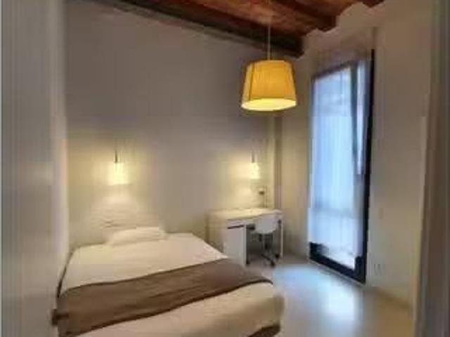 Bonito Acogedora habitación en piso compartido en el Eixample.