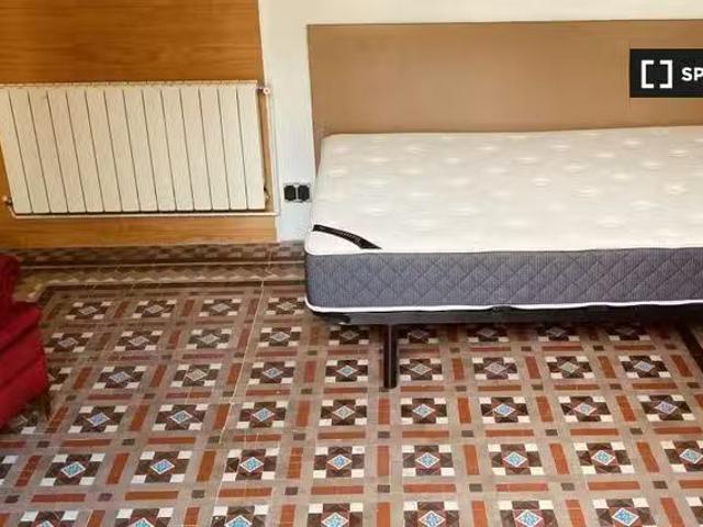 ¡Recién llegado! Habitación acogedora en piso compartido en El.