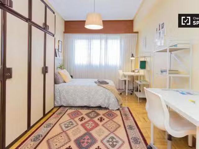 Barato Habitación amueblada en apartamento de 3 dormitorios en.
