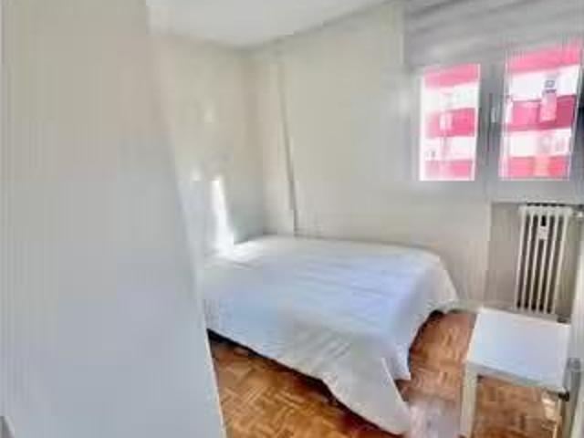 Acogedor Habitación en un piso compartido de 5 habitaciones en.