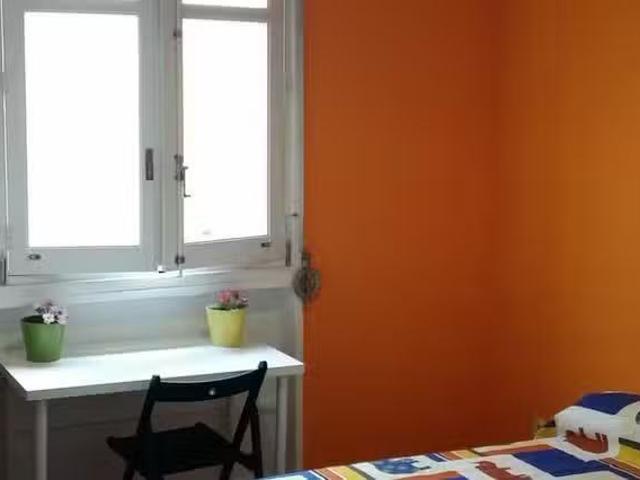 Bonito Habitación en Calle de Campomanes, Palacio