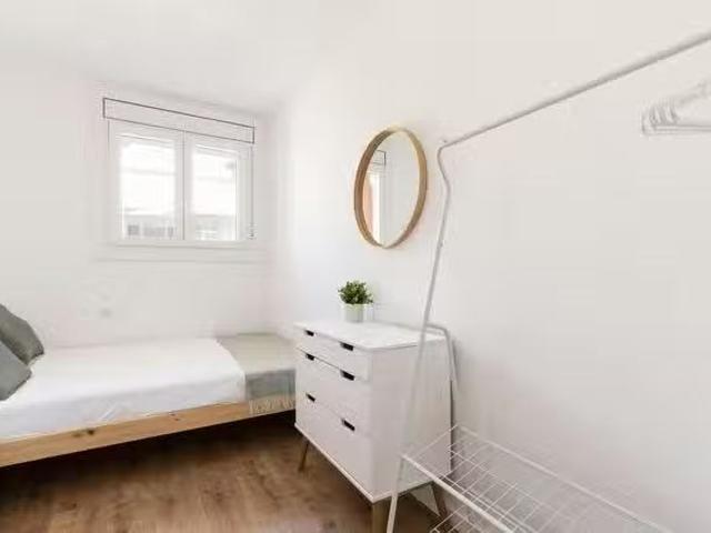 Acogedor Habitación en Carrer de Roger de Flor, Dreta de l'Eix.
