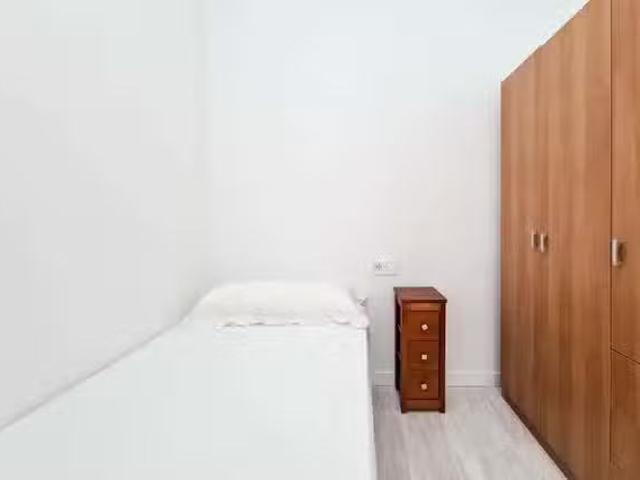 Encantador Habitación en Carrer de Ramiro de Maeztu