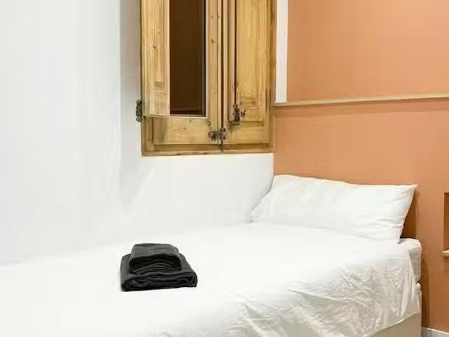Bonito Habitación en Carrer del Comte Borrell, La Nova Esquerr.