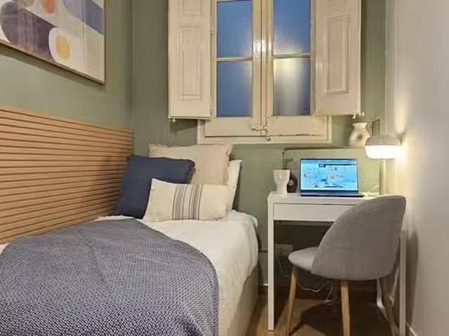 ¡Oferta! Habitación en Carrer del Comte d'Urgell, La Nova Esqu.