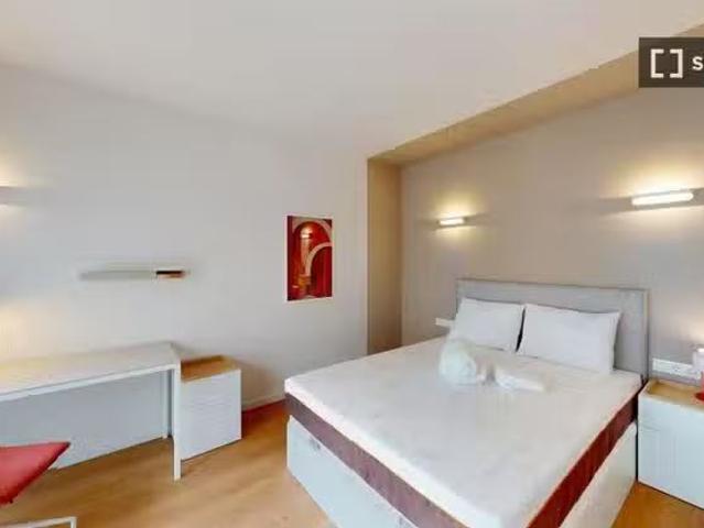 Único Habitación en piso compartido de 10 camas en alquiler en.
