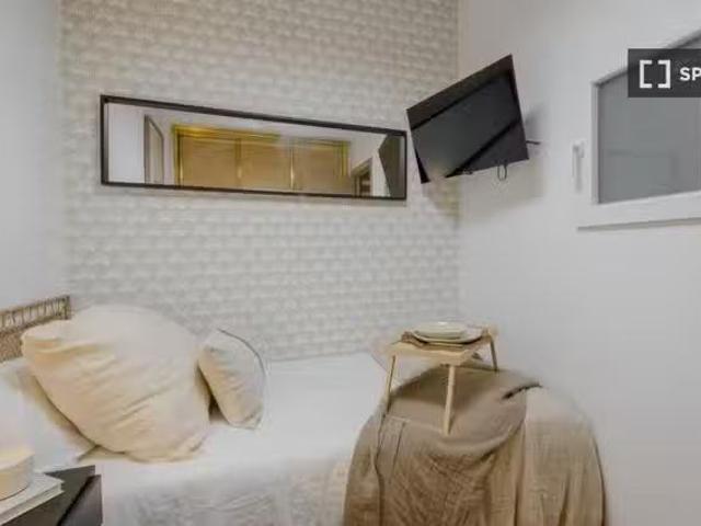 ¡Oferta! Habitación en piso de 6 habitaciones en alquiler en J.