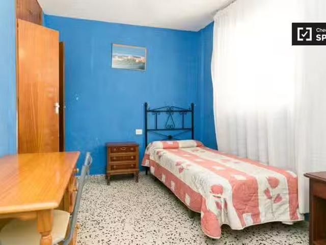 Bonito Habitación soleada en apartamento de 3 dormitorios en A.