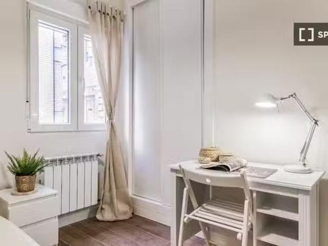 ¡Oferta! Se alquila habitación en apartamento de 6 dormitorios.