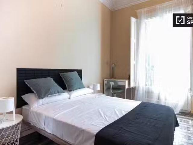 Barato Se alquila habitación en el apartamento de 7 dormitorio.