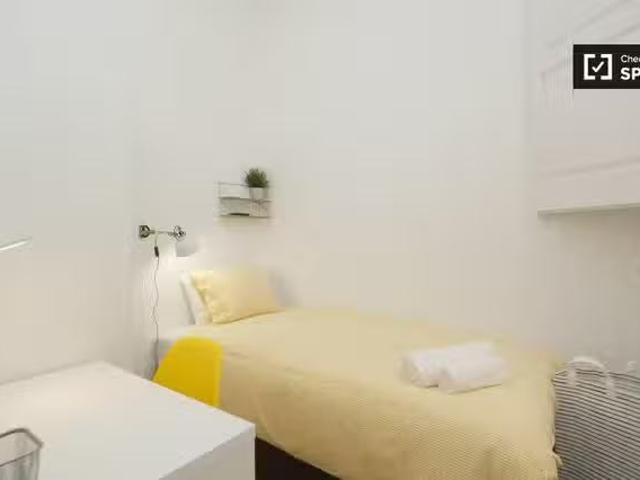 Único Se alquila habitación en el apartamento de 9 dormitorios.