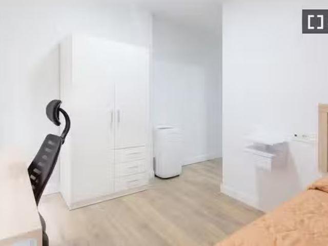 Acogedor Se alquila habitación en piso compartido de 8 habitac.