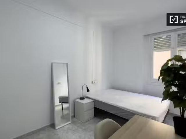 ¡Renta! Se alquila habitación en piso de 12 habitaciones en Ba.