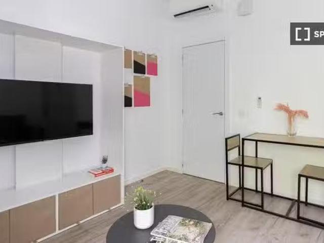 Bonito Se alquila habitación en piso de 2 dormitorios en Gràci.